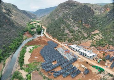雲南省宣威市の小江太陽光発電揚水プロジェクトは5月上旬に試験運用に成功し、揚水作業が行われた。